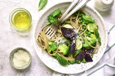 Whole-wheat spaghetti with green vegetables