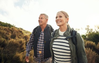couple hiking in the woods as a strategy to quit smoking
